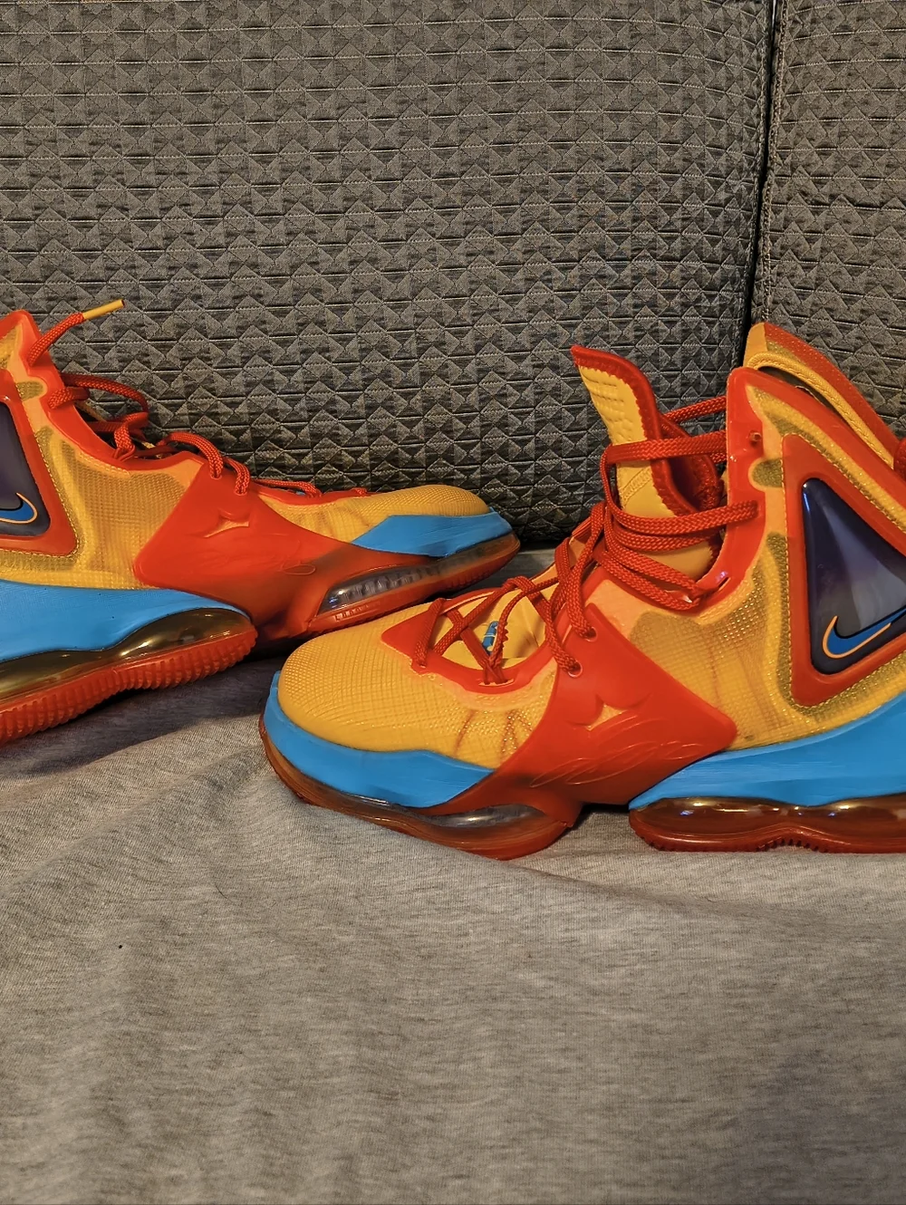 Lebron 19 Toon Squad - Picture 4 of 4